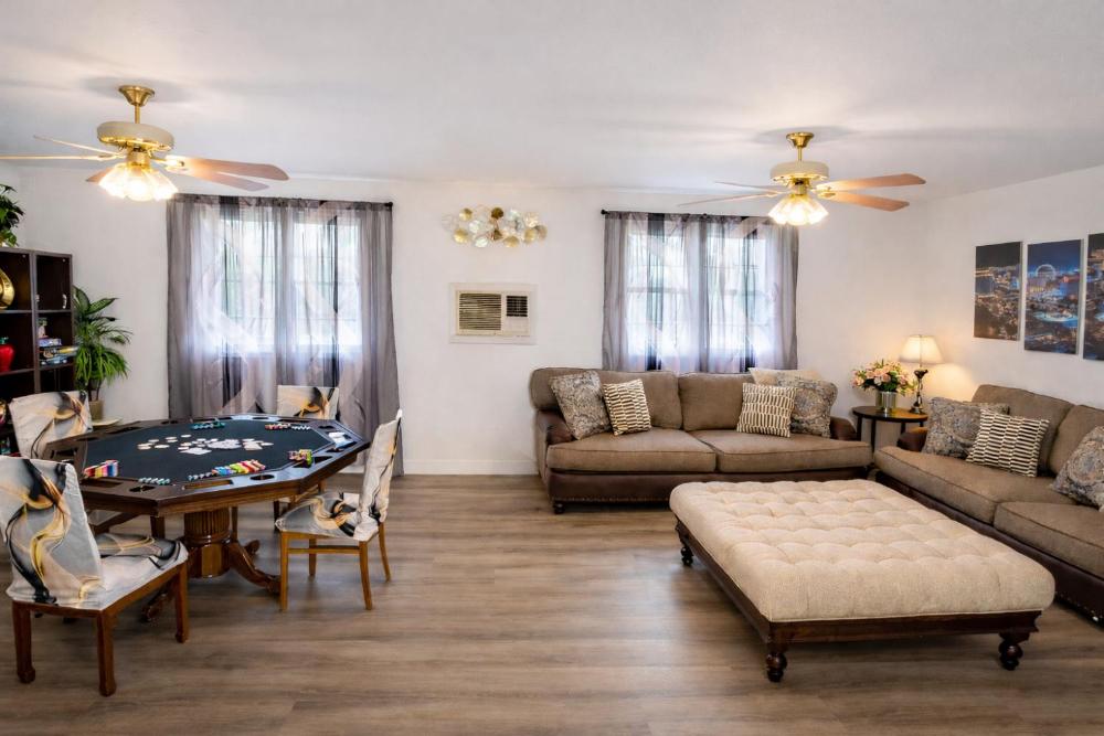 Vacation Home 3.5 Mi to Strip/DT/Outlt up to 8 gst